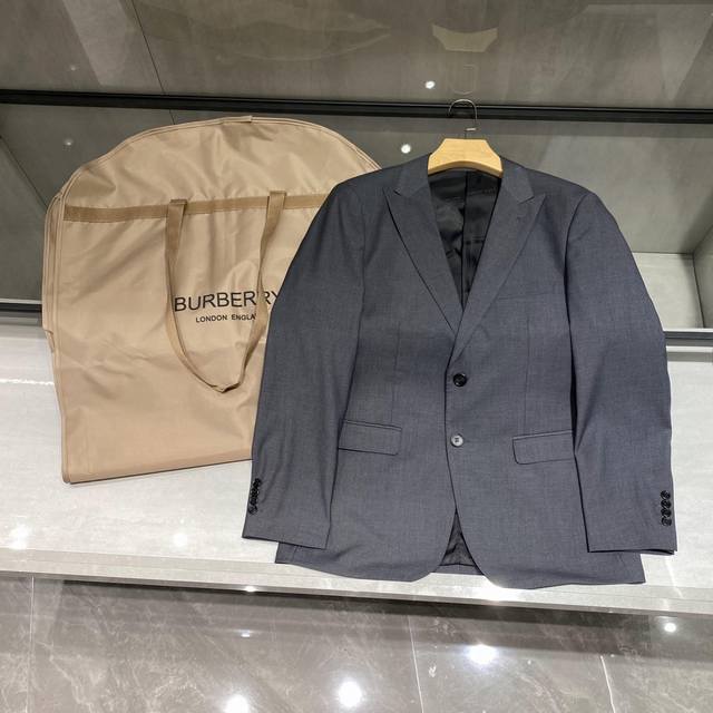 新品 BURBERRY24早秋新款顶级平纹羊毛材质黑色修身套西，男士黑色灰色双粒扣西服 直筒西裤商务休闲套装！贸易公司渠道稀出，同步官网发售！B家高端商务主线臻