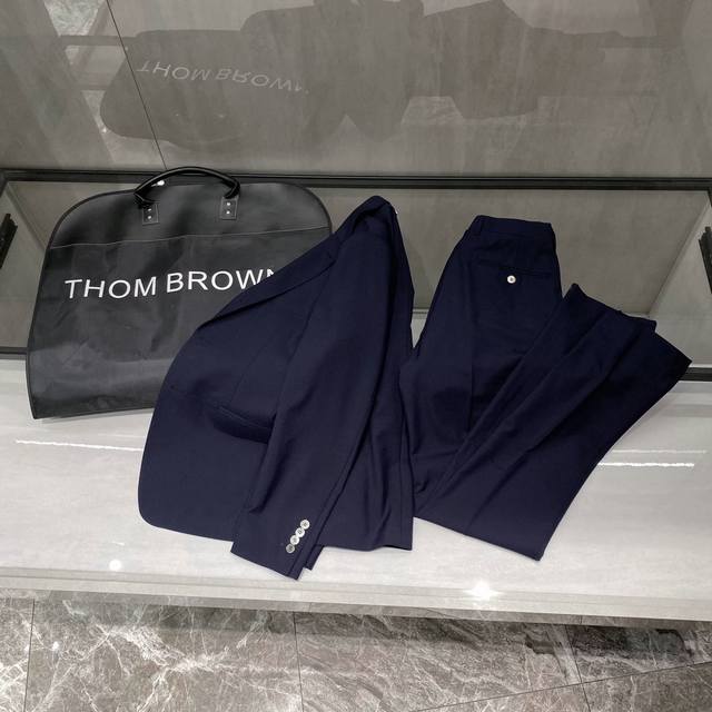 新品 ！24四季款Thom Browne汤姆布朗 西服套装可不是像一般服饰那么简单容易能生产的,面料要求是极其严格且制作工序复杂多变.假如一道工序制作粗心或是将