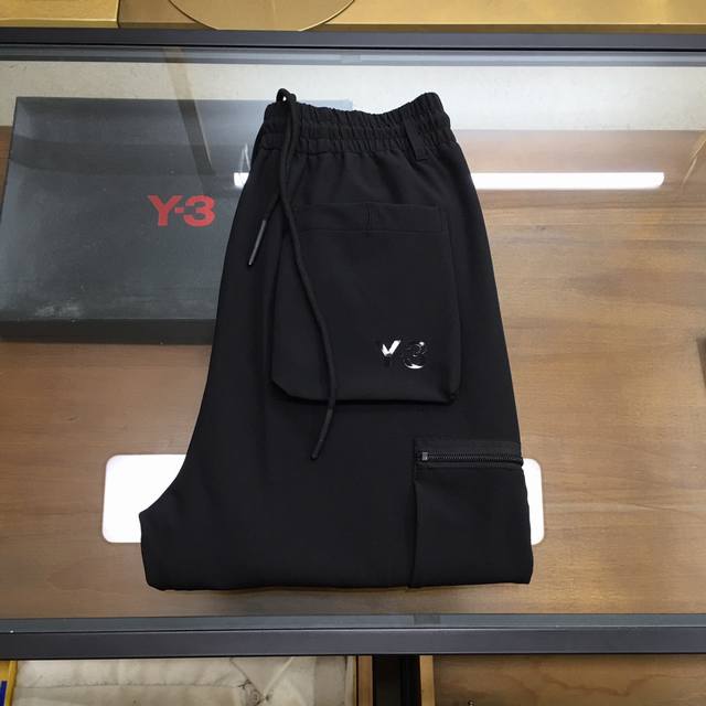 新品上市 山本耀.. Y3 S-XL 下单报身高体重 暗黑先锋 工装风长裤，山本耀司暗黑风格多层口袋设计，抽绳腰围束脚工装风格，无论是高街凹造型还是运动，此款都