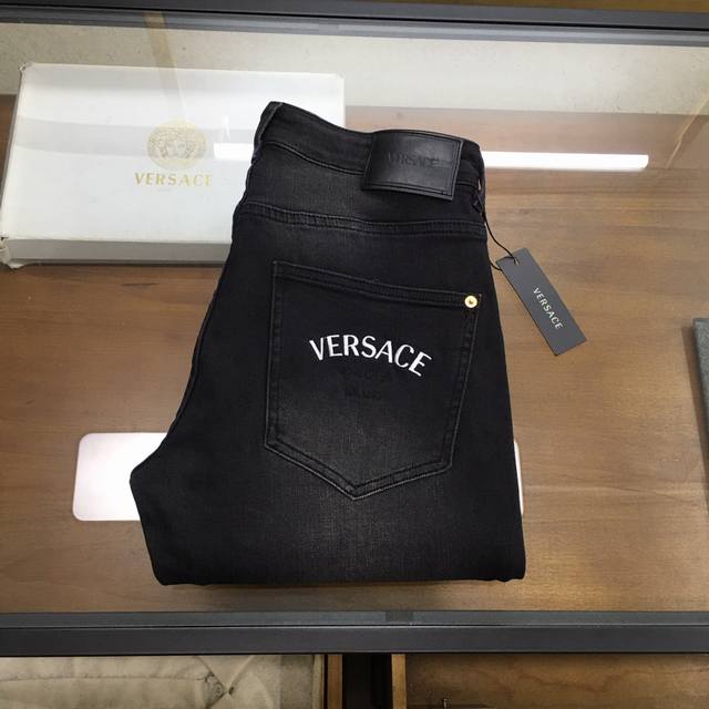 新品 Versac... 24FW季时尚新品原单高端牛仔裤！奢华经典品牌LOGO配饰 专柜热销款 身穿着非常舒适 低调不失奢华 穿出去非常有档次 裤型款式和裁剪