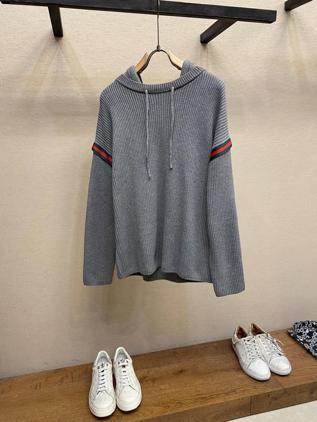 Gucci 双色织带连帽毛衣，面料采用定织定纺262s羊毛绒纱线，整件衣服克重近1.4kg，非常厚实，颜色跟手感基本与原版保持一致，面料柔软，细腻亲肤，触感软糯