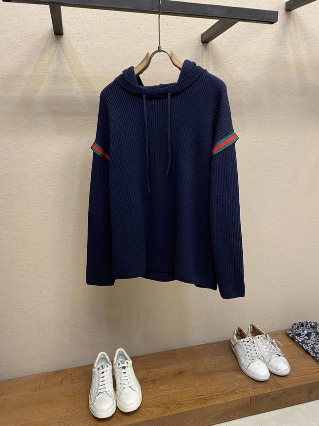 Gucci 双色织带连帽毛衣，面料采用定织定纺262s羊毛绒纱线，整件衣服克重近1.4kg，非常厚实，颜色跟手感基本与原版保持一致，面料柔软，细腻亲肤，触感软糯