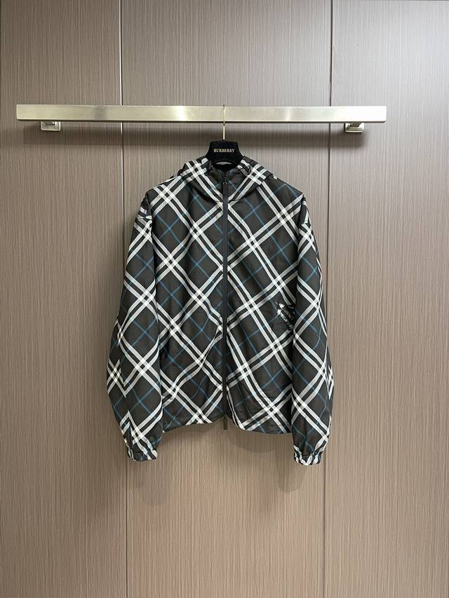 Burberry 新款格纹战马双面穿连帽外套，轻便的连帽外套，选用由梭织尼龙面料制成，设计有可调式抽绳连帽以及双拉链设计！下摆采用骑士战马贴花刺绣。完美提高整体