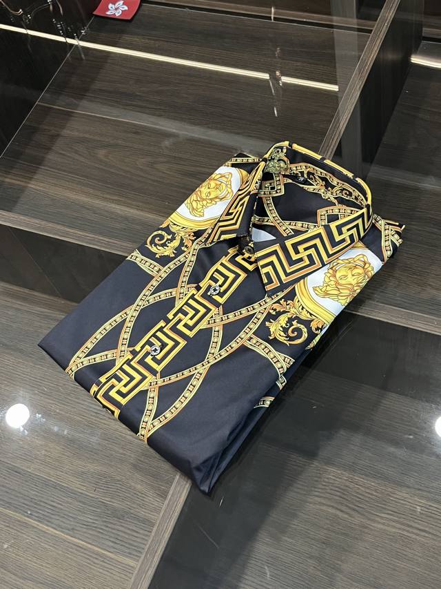 主推 Versace 2024最新卫衣套装D范思哲时尚印花衬衫，都市时尚休闲衬衫，这款3D采用纯棉面料制作而成，透气舒适度高，原版开模高端品质、版型面料五金都是