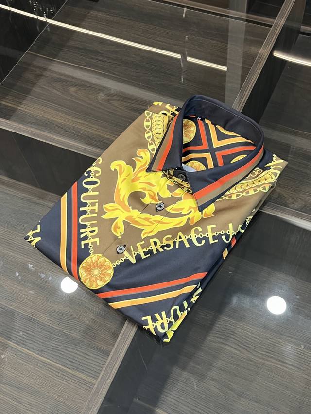 主推 Versace 2024最新卫衣套装D范思哲时尚印花衬衫，都市时尚休闲衬衫，这款3D采用纯棉面料制作而成，透气舒适度高，原版开模高端品质、版型面料五金都是