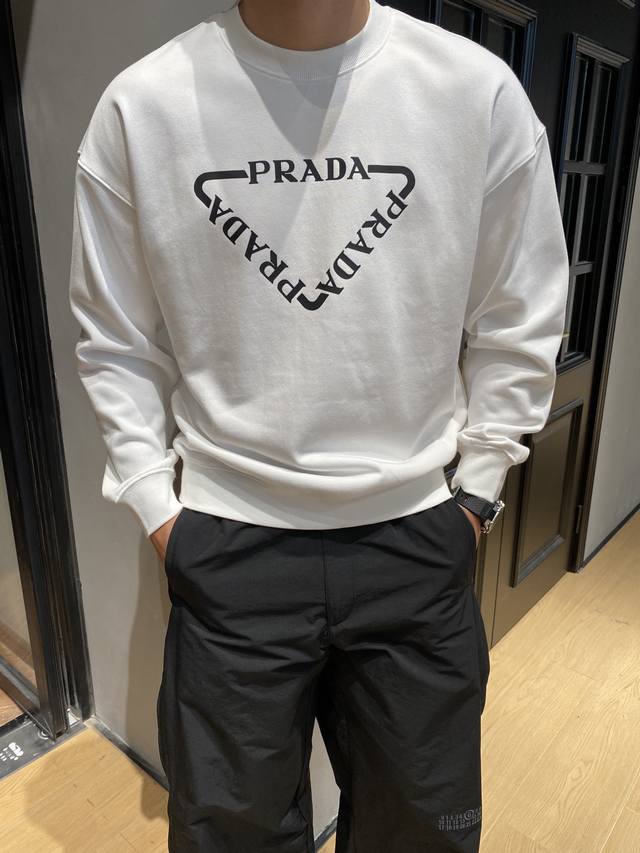 PRADA 秋冬新款圆领卫衣好惊艳呀！印花 logo 超吸睛，时尚感爆棚！宽松版型配落肩设计，慵懒又时髦！袖口下摆罗纹拼接，细节超赞！高品质面料，舒适又透气！快