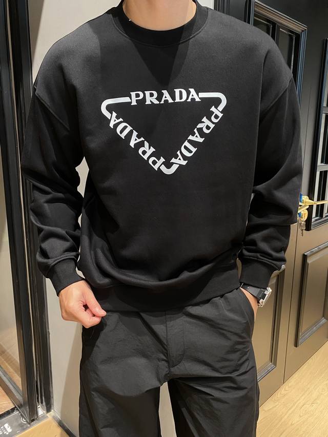 PRADA 秋冬新款圆领卫衣好惊艳呀！印花 logo 超吸睛，时尚感爆棚！宽松版型配落肩设计，慵懒又时髦！袖口下摆罗纹拼接，细节超赞！高品质面料，舒适又透气！快