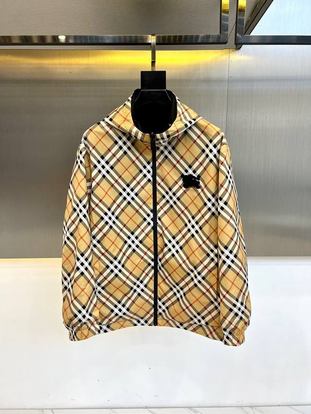 BURBERRY Vintage 格纹新款徽标连帽夹克经典格纹双面外套，男女人气单品，官网、专柜同步发售12500 ，轻便的连帽外套，一面呈现Vintage格纹