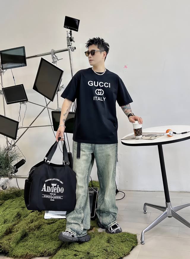 GUCCI 新款字母印花双层重工短袖T桖 字母图案不管是T桖还是卫衣都是每年的爆款单品 前幅大面积印花采用大康丽数码印花机直喷 成本极高 经过多次的调试打版图案