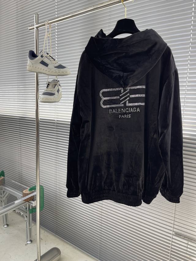 Balenciag 丝绒连帽外套 定制v18进口定制韩绒面料 质感肉眼可见 舒适贴肤 前幅饰以同质化clean fit展示 搭配后幅Balenciag 奥钻烫图