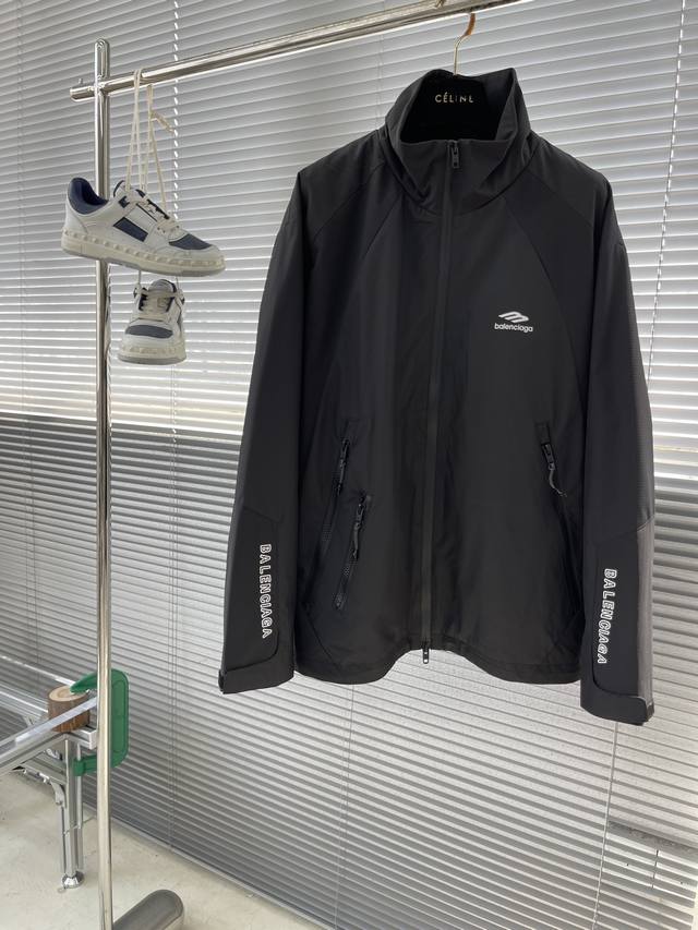 Balenciag 2024 秋冬新款双色风衣外套 经典的宽度廓形，立体剪裁，带来法式先锋设计感。拼接撞色设计嵌条，让素净的大身带来冲撞色彩。多重口袋兼顾设计与