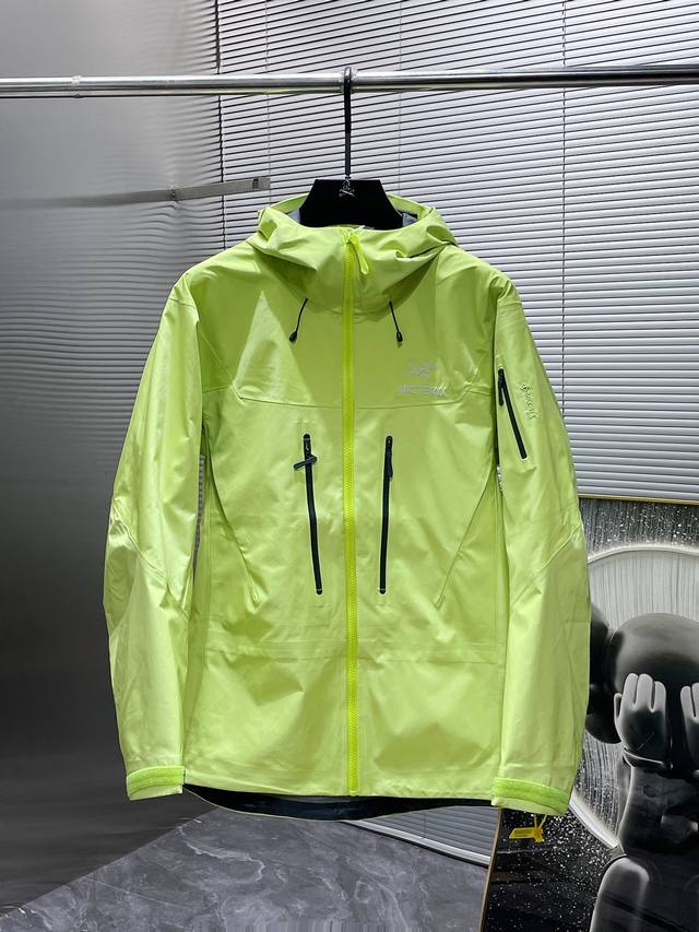 始祖鸟 ARC‘TERYX Alpha SV 6代 压胶 冲锋衣 外套 得物在售7000+ ，原版定制外层GORE-TXE面料，，防水防风，原版一致，全身无缝压