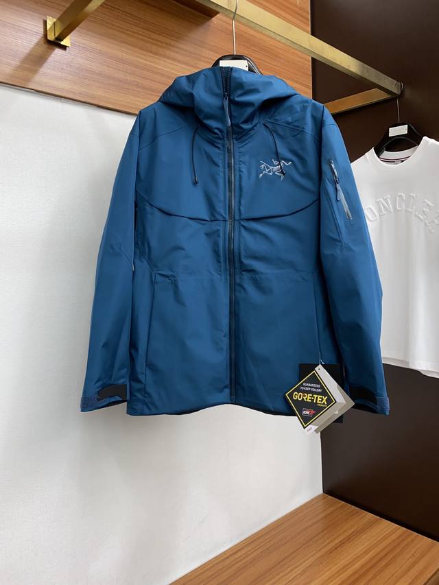 Arcteryx 始祖鸟冲锋衣夹克，采用三层强度不错的 goretex 材料，具备防风防水透气耐磨的性能，同时设计简洁，轻便易于打包。插手口袋设有 watert