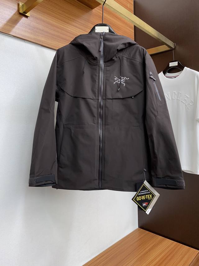 Arcteryx 始祖鸟冲锋衣夹克，采用三层强度不错的 goretex 材料，具备防风防水透气耐磨的性能，同时设计简洁，轻便易于打包。插手口袋设有 watert