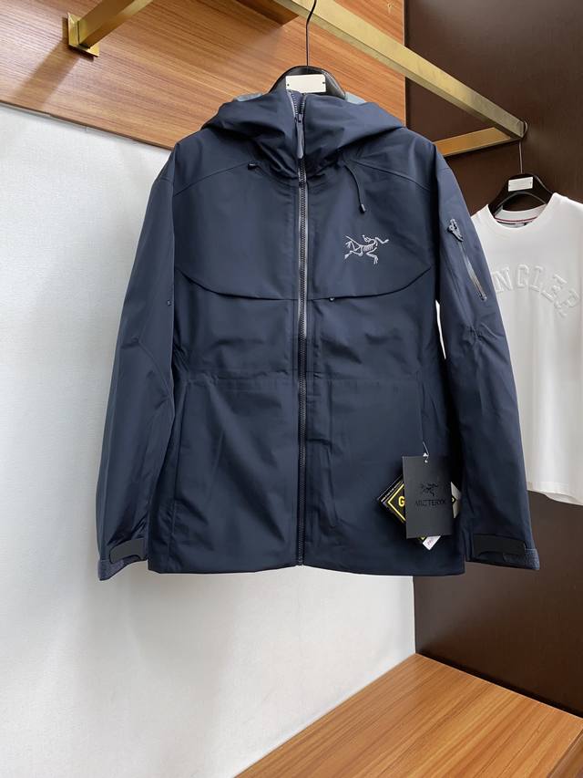 Arcteryx 始祖鸟冲锋衣夹克，采用三层强度不错的 goretex 材料，具备防风防水透气耐磨的性能，同时设计简洁，轻便易于打包。插手口袋设有 watert