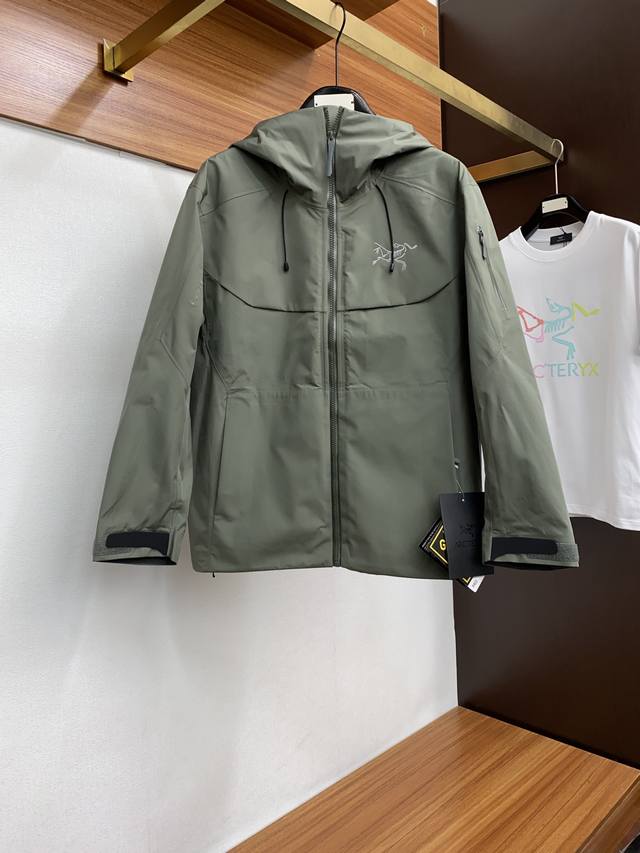 Arcteryx 始祖鸟冲锋衣夹克，采用三层强度不错的 goretex 材料，具备防风防水透气耐磨的性能，同时设计简洁，轻便易于打包。插手口袋设有 watert