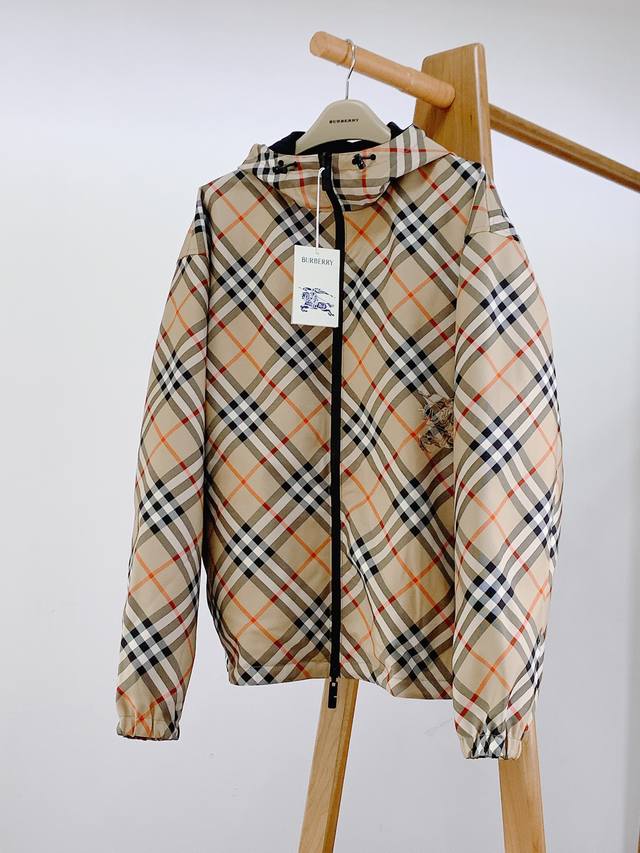 Burberry 巴宝莉 2024FW早秋新品 双面穿斜格纹烧花马术徽标外套，格纹斜纹面料打造，反面为纯色尼龙材质。搭配及腰衣摆，饰有马术骑士烧花徽标，呈现休闲