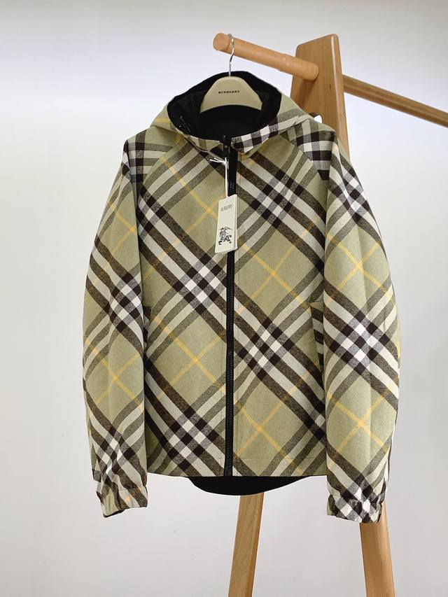 Burberry 巴宝莉 2024FW早秋新品 双面穿斜格纹马术徽标连帽外套，进口毛呢格纹斜纹面料打造，反面为纯色尼龙材质，胸前饰有硅胶马术骑士徽标，呈现休闲宽 - 点击图像关闭