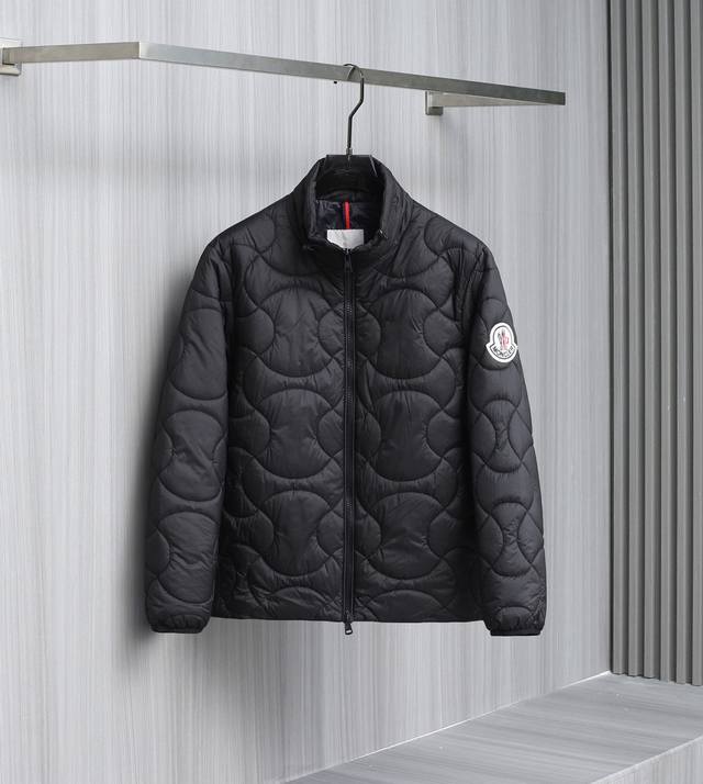 6Moncler 蒙口 水波纹拉链立领羽绒服原版订制防风防水面料内里充绒厚实，采用水波纹纹，国标90%充绒原版18K镀金五金拉链辅料，袖臂品牌徽章Logo，全网