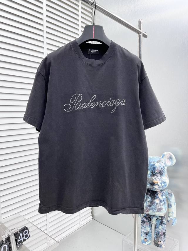 BALENCIAGA*巴黎2024ss新款烫钻标识圆领短袖T恤！做旧洗水logo烫钻设计！后幅双B皇冠标志点缀，极具设计精选客供260克100%全棉面料，手感柔