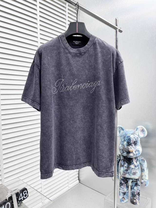 BALENCIAGA*巴黎2024ss新款烫钻标识圆领短袖T恤！做旧洗水logo烫钻设计！后幅双B皇冠标志点缀，极具设计精选客供260克100%全棉面料，手感柔