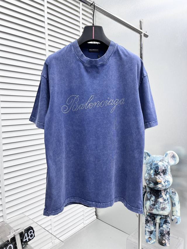 BALENCIAGA*巴黎2024ss新款烫钻标识圆领短袖T恤！做旧洗水logo烫钻设计！后幅双B皇冠标志点缀，极具设计精选客供260克100%全棉面料，手感柔 - 点击图像关闭