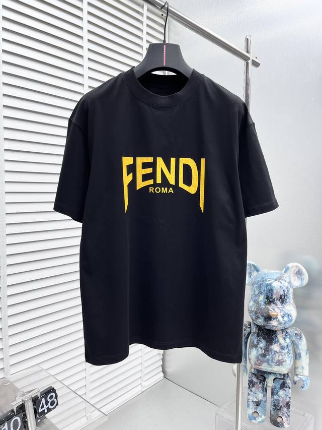 Fend*24ss字母印花圆领短袖T恤，专柜同步时尚又个性，胸前字母logo印花男女同款都非常合适人手必备款男装女穿轻松驾驭完美细节处理采用260克双纱纯棉面料