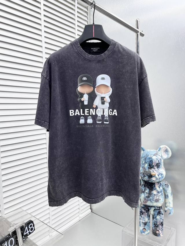 Balenciaga巴黎2024新品情侣印花限定款立体双纱棉休闲短袖T恤 面料:采用扎染290G双纱棉面料，宽松版型男女同款。立体硅胶印花+进口螺纹+全套定制辅