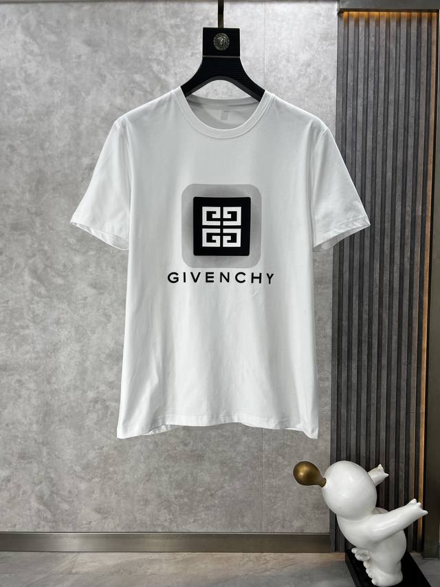 Givenchy 纪梵希 春夏休闲商务logo短袖T恤，采用优质面料 进口工艺，边角规整光滑细腻有立体感，不变一如既往的辨识度，高密度双纱丝光棉！配色就不一一编