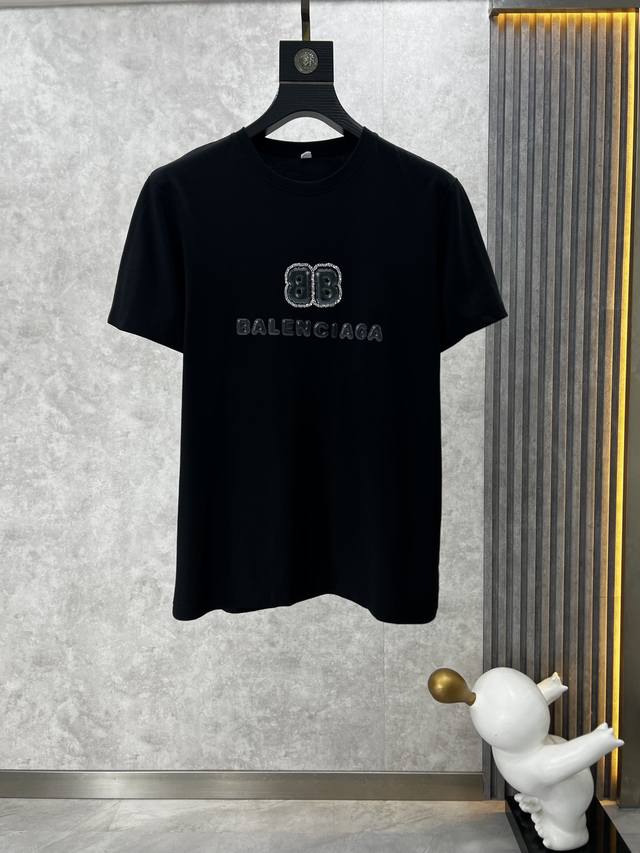 Balenciaga 巴黎世家 春夏休闲商务logo短袖T恤，采用优质面料 进口工艺，边角规整光滑细腻有立体感，不变一如既往的辨识度，高密度双纱丝光棉！配色就不