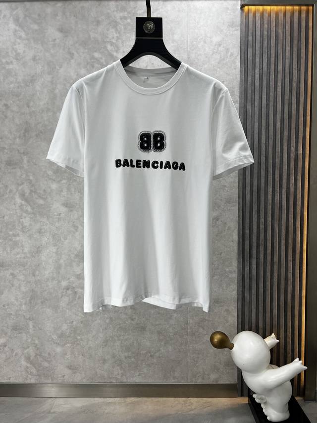 Balenciaga 巴黎世家 春夏休闲商务logo短袖T恤，采用优质面料 进口工艺，边角规整光滑细腻有立体感，不变一如既往的辨识度，高密度双纱丝光棉！配色就不