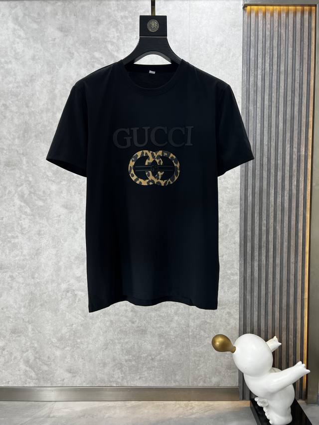 Gucci 古奇 春夏休闲商务logo短袖T恤，采用优质面料 进口工艺，边角规整光滑细腻有立体感，不变一如既往的辨识度，高密度双纱丝光棉！配色就不一一编辑了 看