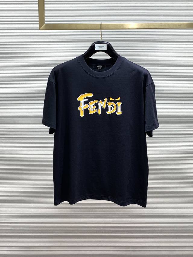 FENDI 芬迪，2024夏季最新品，专柜同步有售，原单狠货，休闲时尚圆领短袖T恤，进口原版面料，顶级印花工艺字母图案logo，独特设计，上身舒适透气，档次极高