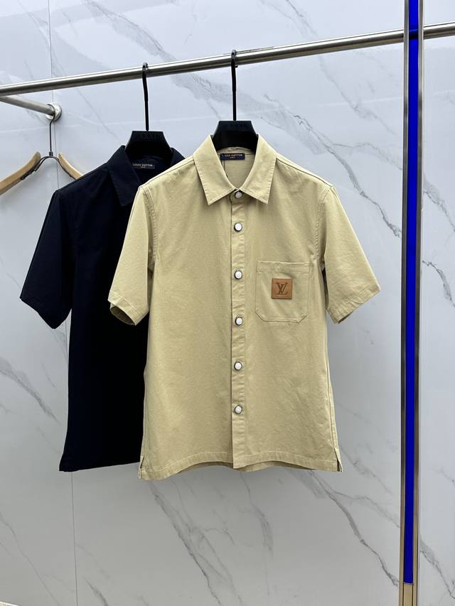 Louis Vuitto* 路易*威登 24SS 刺绣logo短袖牛仔丹宁衬衫 此款采用定制钱布雷丹宁布经过水洗制作 纽扣前襟采用对比线缝制 胸前口袋走线细腻平