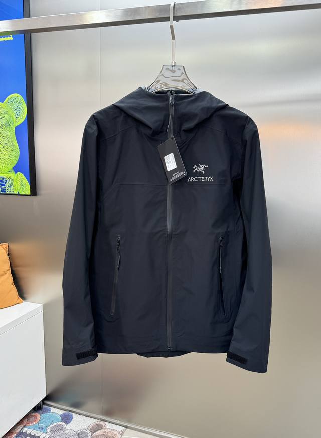 Arcteryx 始祖鸟 24s新款户外登山透气防风防水软壳冲锋衣夹克。硬壳冲锋衣 面料柔软 舒适性强。户外活动 抗风防雨 功能性强大。即使你要去户外登山 徒步