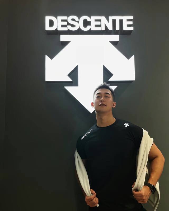 DESCENT*迪桑-特基础款T恤.24s新款男女同款！纯色系推荐！肩膀两侧经典标识.3D烫画设计.简单高级.质感极好舒适又透气.让人过目难忘！订制优质240g