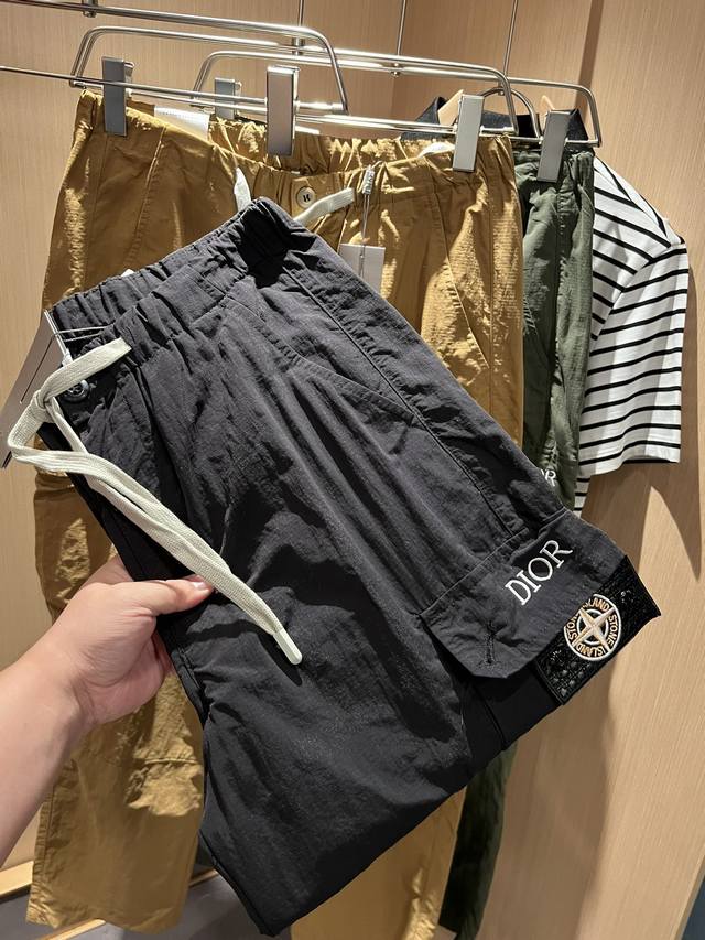 Dio*迪*奥 联名StoneIsland 石头岛 2024春夏新款工装休闲裤，男女同款！搭配logo设计！时尚运动休闲裤！面料采用进口材质！口袋logo图案设