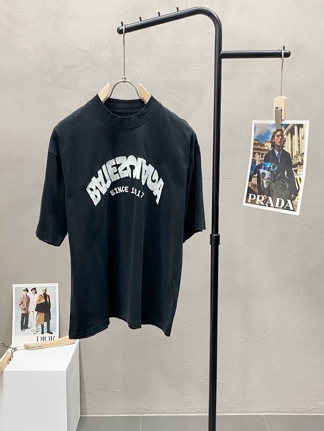 Balenciaga巴黎世家独家专供新款原单男士休闲短袖 高端定制 高版本 时尚百搭爆款进口面料 手感超柔软细腻 穿着亲肤舒适 高端精品 代工厂精细做工 上身非