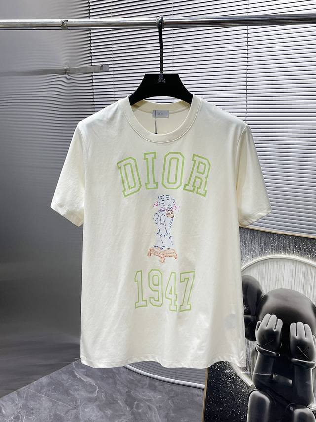 迪奥 Dior 2024新款 圆领 短袖 T恤 体恤 半袖 ，高端版本！专柜定制面料 透气舒适度高，细节无可挑剔，品牌元素设计理念，体现高品质。手感细腻柔软！呈