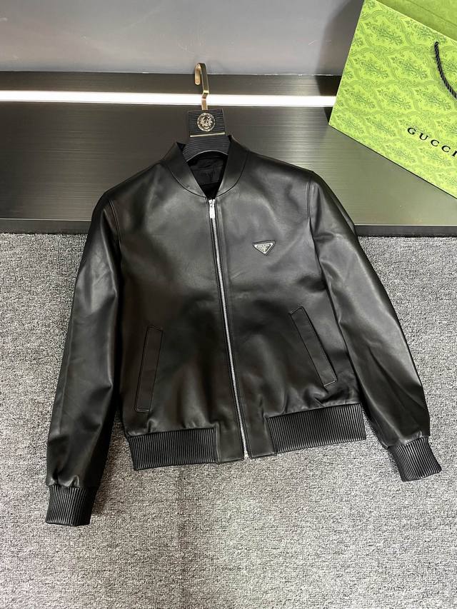 普拉达 PRADA 24秋冬新品羊皮夹克 普拉达始终以其独特的设计和卓越的品质引领潮流。2024 年秋冬，普拉达再度惊艳登场，为您呈现一款别具魅力的棒球领羊皮夹