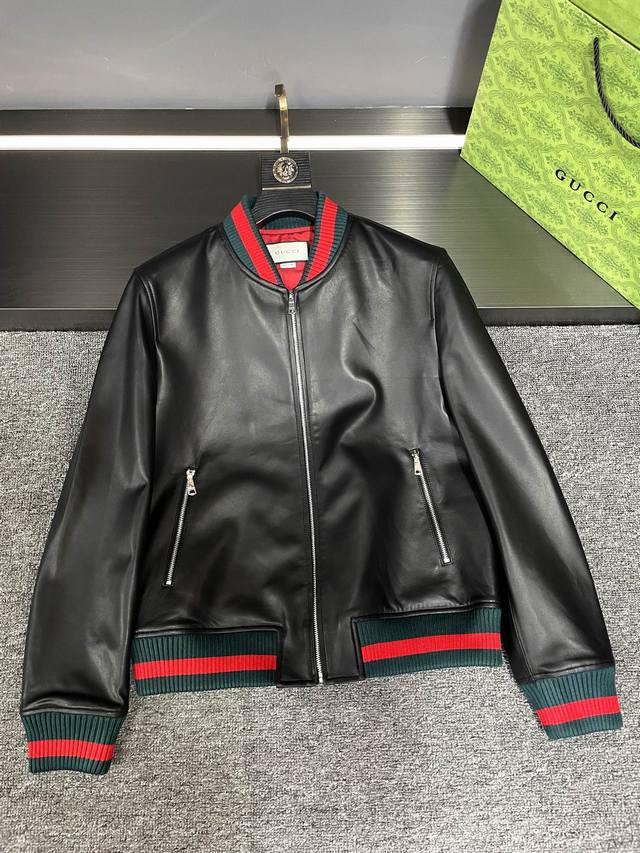 GUCCI 古驰24秋冬新品羊皮夹克 在时尚的前沿，古驰始终以其精湛工艺和独特设计引领潮流风尚。2024 年秋冬，古驰再度推出新款羊皮夹克，为您带来全新的时尚体