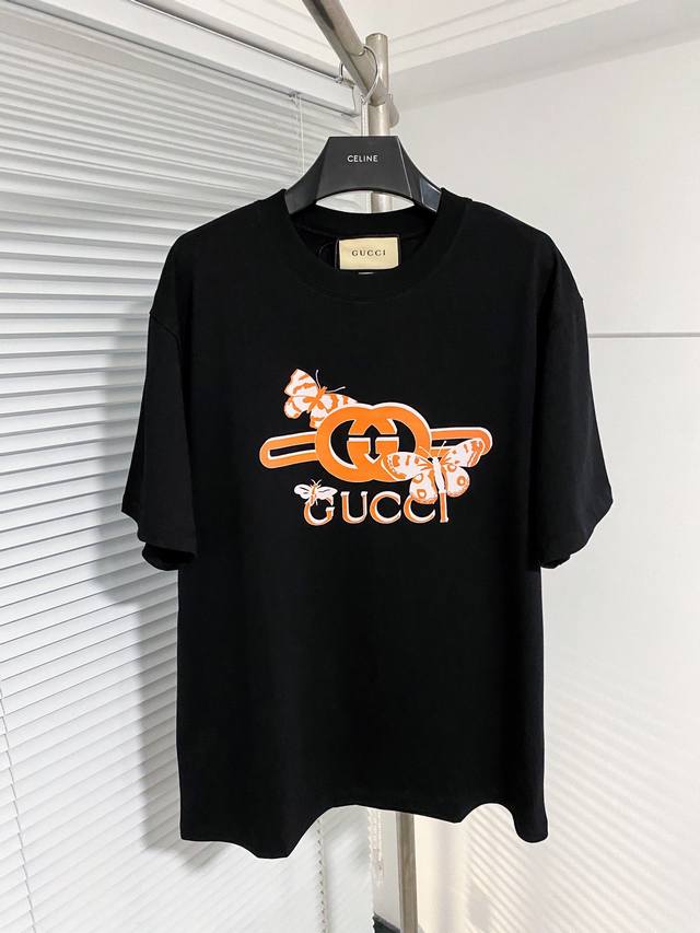 GUCCI 涂鸦字母 logo 标识印花T恤，面料使用230克双纱全棉爽滑面料，立体剪裁垂感十足，面料全部水洗预缩洗后不缩水版型硬挺不易变形，不掉色舒适透气，