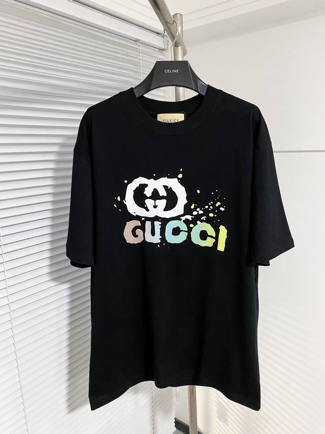 GUCCI 涂鸦字母 logo 标识印花T恤，面料使用230克双纱全棉爽滑面料，立体剪裁垂感十足，面料全部水洗预缩洗后不缩水版型硬挺不易变形，不掉色舒适透气，