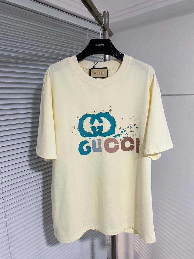 GUCCI 涂鸦字母 logo 标识印花T恤，面料使用230克双纱全棉爽滑面料，立体剪裁垂感十足，面料全部水洗预缩洗后不缩水版型硬挺不易变形，不掉色舒适透气，