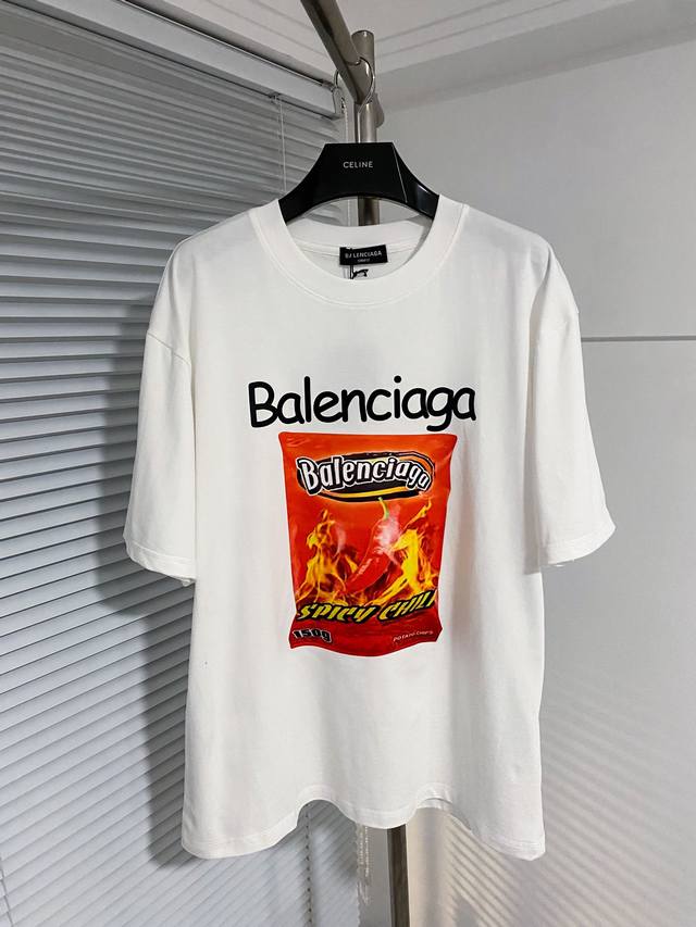 Balenciaga 零食大礼包印花短袖T恤，采用16支精梳赛络纺纱做高密度平纹工艺，洗后克重260克，手感细腻柔软。烧毛除尘工艺，同缸染十字拉架罗纹，保证不变