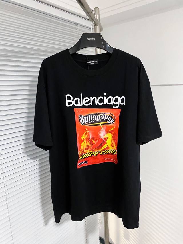 Balenciaga 零食大礼包印花短袖T恤，采用16支精梳赛络纺纱做高密度平纹工艺，洗后克重260克，手感细腻柔软。烧毛除尘工艺，同缸染十字拉架罗纹，保证不变