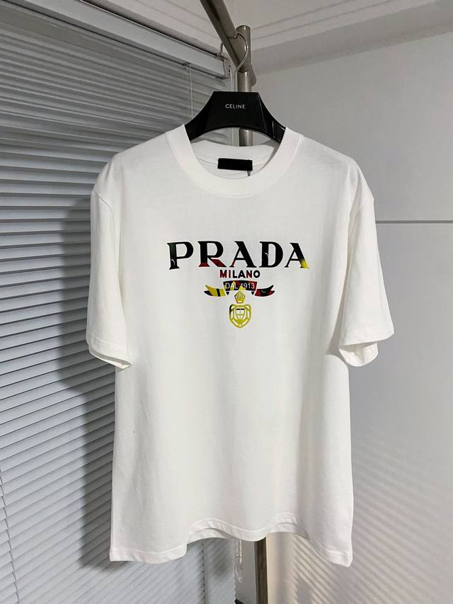 PRADA 普拉达 24SS夏季新款圆领短袖T恤！270克重磅高端纯棉面料，手感质感都极完美！修身裁剪设计干净利落！时尚又好看！走线做工非常精致！版型效果超赞！