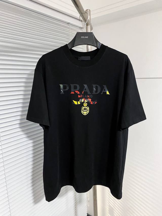 PRADA 普拉达 24SS夏季新款圆领短袖T恤！270克重磅高端纯棉面料，手感质感都极完美！修身裁剪设计干净利落！时尚又好看！走线做工非常精致！版型效果超赞！