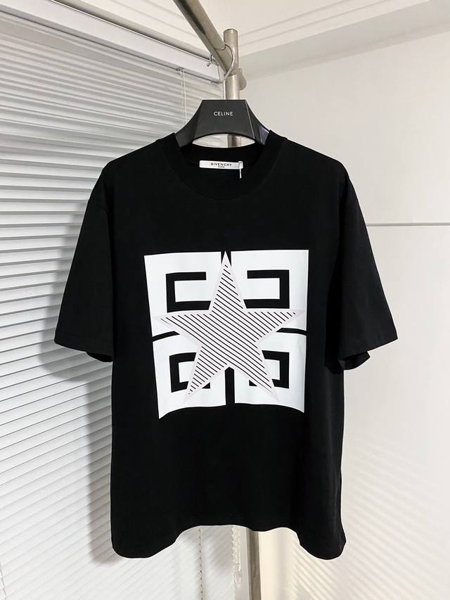 GIVENCHY 纪梵希 24SS夏季新款圆领短袖T恤！270克重磅高端纯棉面料，手感质感都极完美！修身裁剪设计干净利落！时尚又好看！走线做工非常精致！版型效果