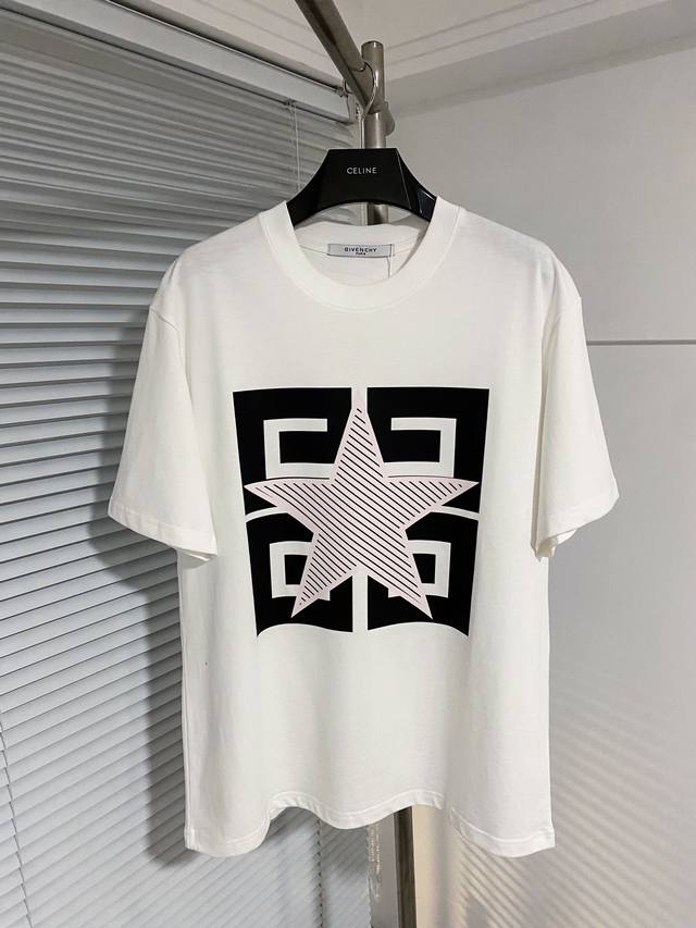 GIVENCHY 纪梵希 24SS夏季新款圆领短袖T恤！270克重磅高端纯棉面料，手感质感都极完美！修身裁剪设计干净利落！时尚又好看！走线做工非常精致！版型效果